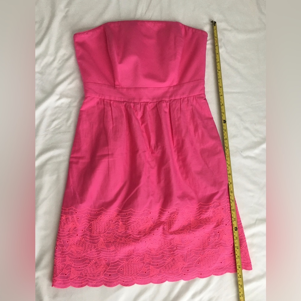 EUC Vineyard Vines strapless pink dress with pockets and embroidered accents.